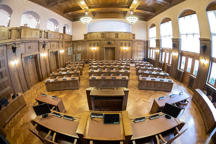 Im Stadtverordnetensaal sitzen die Linken künftig nicht mehr rechts. Dort nimmt jetzt die AFD-Fraktion Platz.