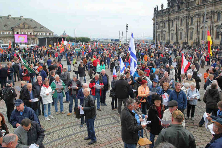 12 Uhr startet die Kundgebung auf dem Theaterplatz.