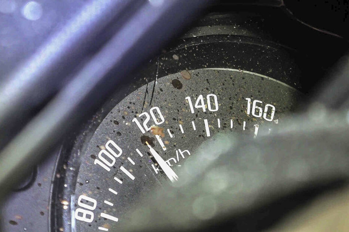 Der Tacho blieb nach dem Unglück bei etwa 115 km/h stehen.