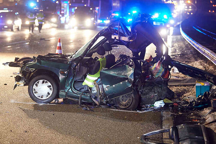 Von dem Auto ist nur noch ein Wrack übrig.