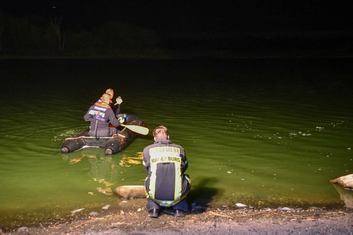 Am Donnerstagmorgen konnte die Wasserleiche endlich im trüben Wasser gefunden und geborgen werden.