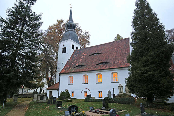 In der Kirche von Lorenzkirch hat eine Katze ihre Spuren hinterlassen.