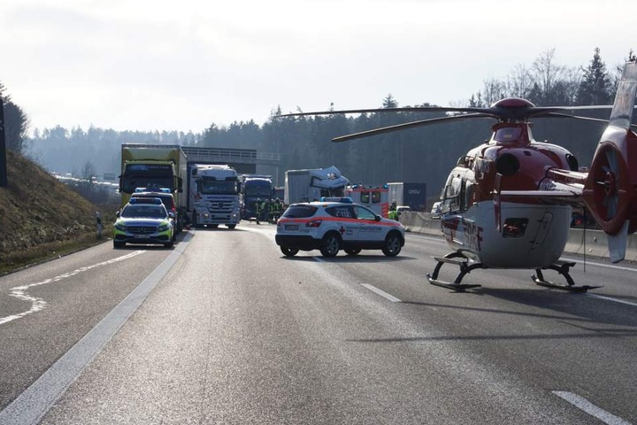 Der Unfallverursacher wurde mit einem Rettungshubschrauber in die Klinik geflogen.