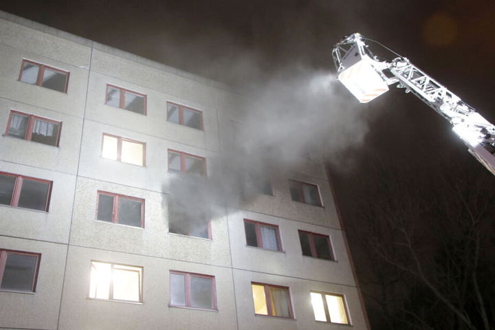 Das Feuer war so heftig, dass der Qualm aus der anderen Gebäudeseite herauskam.
