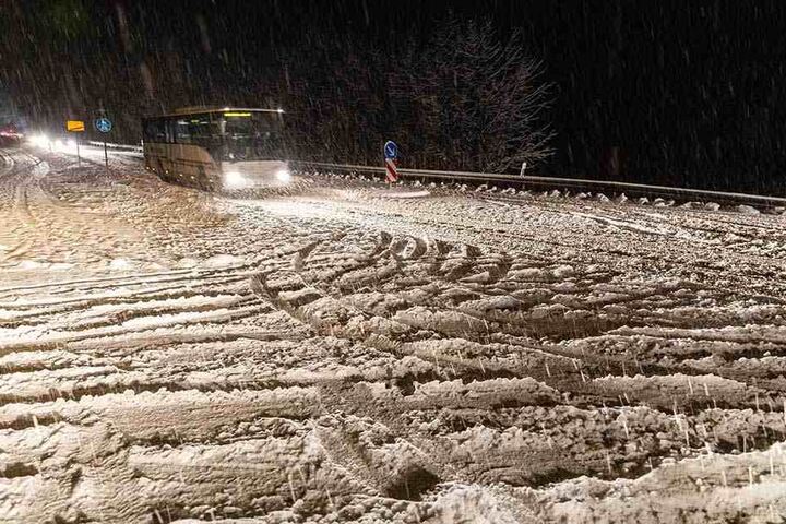 Das Schneetreiben erschwerte das Vorankommen auf der B95
