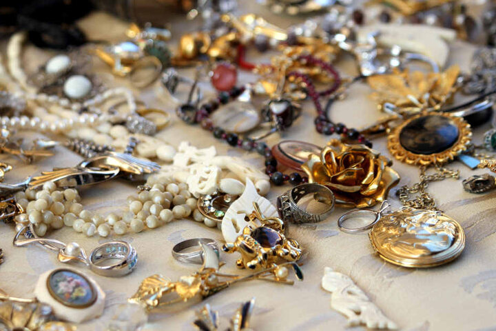 Der Dieb entkam mit zwei Taschen voll Goldschmuck und Bargeld.