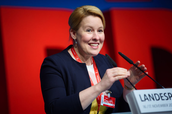Familienministerin Franziska Giffey kritisiert die Äußerungen ihrer Bundeskabinetts-Kollegen Karliczek.