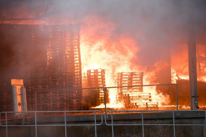 In der Halle ist unter anderem Verpackungsmaterial in Brand geraten.