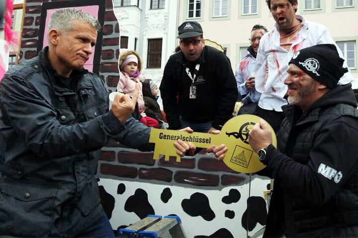 Alles nur fürs Foto! Oberbürgermeister Matthias Berger zeigt den Narren den Mittelfinger.