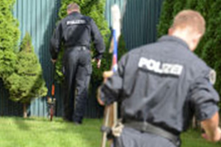 Im September suchten Polizisten auf einem ehemaligen Firmengelände an der Leipziger Apelstraße nach einer Leiche. Gefunden wurde nichts.