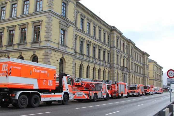 Die Feuerwehr war am Dienstag mit einem Großaufgebot ans Leipziger Landgericht ausgerückt.