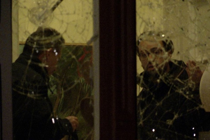 Unmittelbar nach dem Anschlag betrachtet Justizminister Sebastian Gemkow (40, r.) mit Polizisten die zerstörte Fensterscheibe seines Esszimmers.