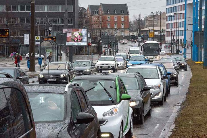 Chemnitzer Senioren setzen lieber auf das Auto als auf Bus und Bahn. Daher wird der Pkw-Verkehr weiter wachsen, sagt das Rathaus vorher.