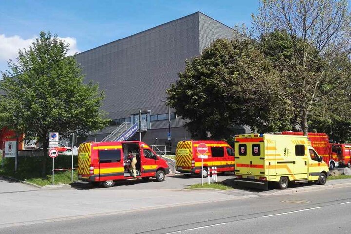 Die Feuerwehr im Großeinsatz an der EnergieVerbund-Arena in Dresden.