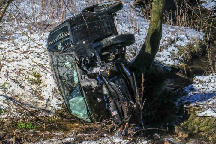 Der Subaru landete bei dem Unfall in einem Wassergraben und blieb auf der Seite liegen.