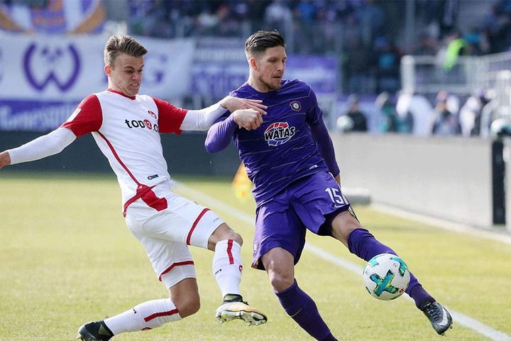 Aues Abwehrmann Dennis Kempe (r.), hier gegen den Lauterer Nicklas Shipnoski, will mit dem FC Ergebirge bei Union Berlin hinten möglichst lange die Null halten und sich von der hitzigen Atmosphäre in der Wuhlheide nicht anstecken lassen.