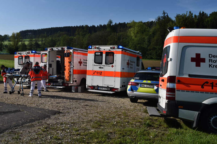 Einsatzkräfte an der Unfallstelle.