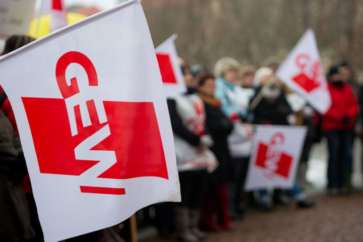 Mitglieder der Gewerkschaft Erziehung und Wissenschaft (GEW) während einer Kundgebung.
