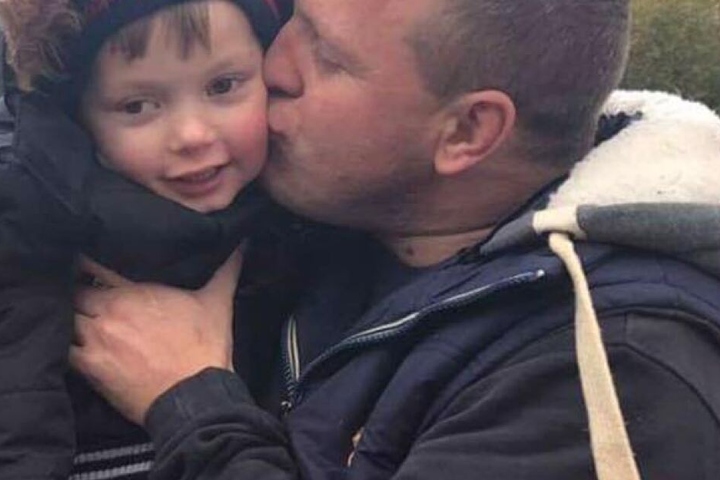 Ollie Jones lachend mit seinem Vater Lloyd Jones.