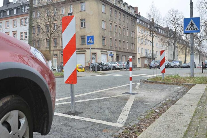 Nach drei Ratsanfragen ließ das Rathaus für 130 Euro einen Poller gegen Falschparker an der Zeißstraße aufstellen.