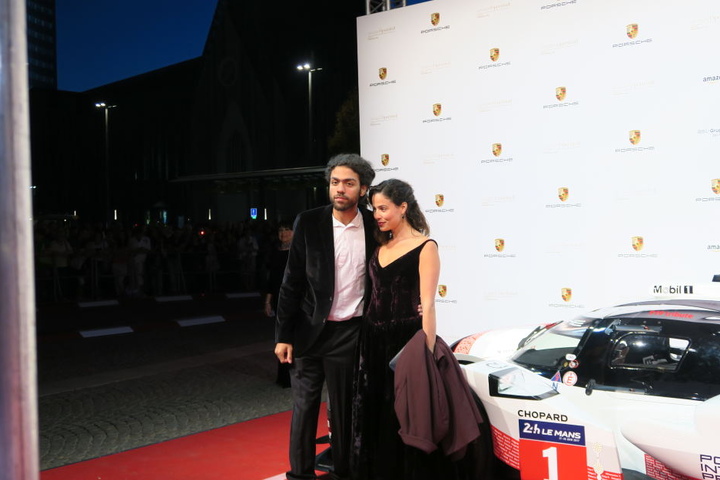 Zeigte sich nur kurz für Fotos: Noah Becker zusammen mit Freundin Taina Moreno.