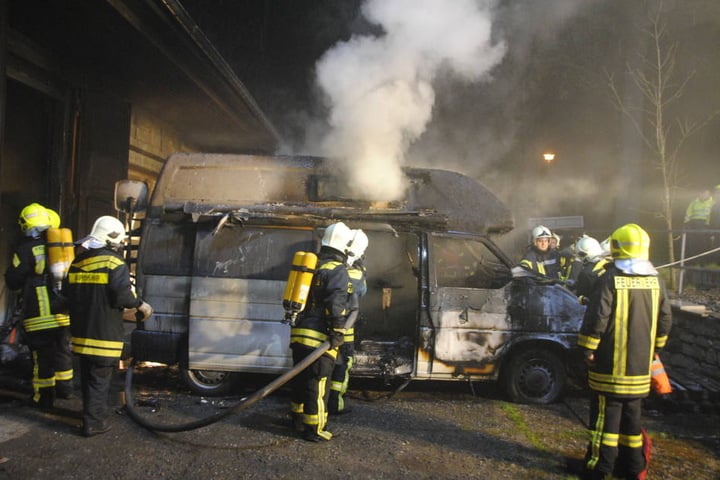 Die Feuerwehr war stundenlang im Einsatz.