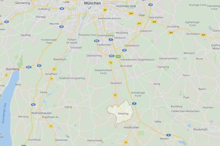 Das Baby wurde auf einer öffentlichen Toilette in Otterfing, südlich von München geboren.