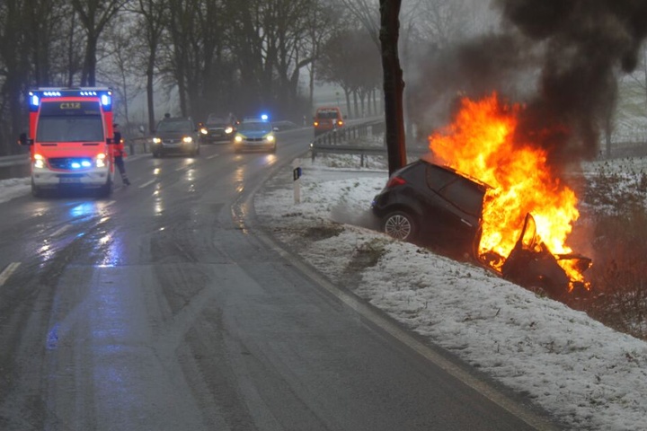 Der Wagen brannte nach dem Unfall lichterloh.
