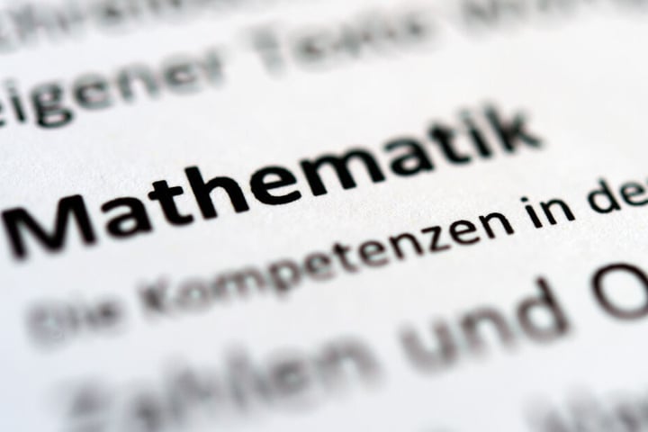 Der Schriftzug "Mathematik" ist in einer Grundschule auf einem Berichtszeugnis zu lesen. Mathematik gilt als eines der unbeliebtesten Schulfächer.