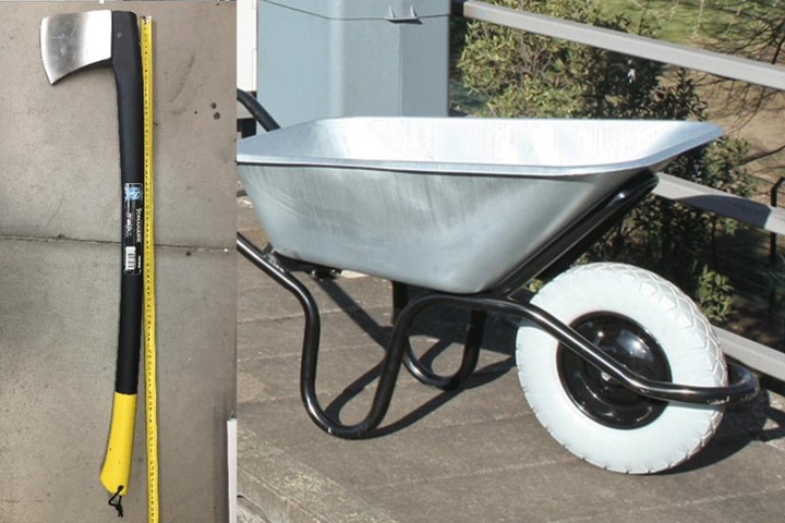Eine solche Axt aus einem OBI-Baumarkt und die Schubkarre gehören ebenfalls zu den Tatwerkzeugen.