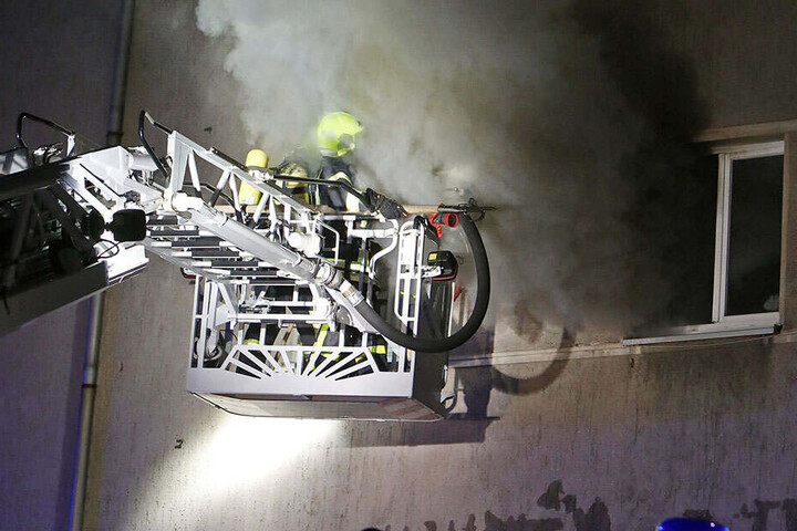 Bei Eintreffen der Feuerwehr drang dichter schwarzer Rauch aus einem Fenster in der 1.Etage.