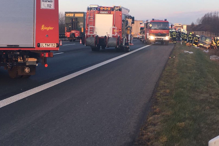 Ein Kleintransporter war mit einem Lkw zusammengestoßen.