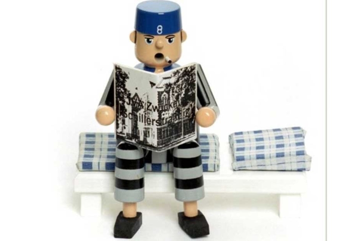Auch dieser außergewöhnliche Räuchermann entstand in "Knastarbeit". Er wird unter anderem im Online-Shop Gitterladen verkauft.