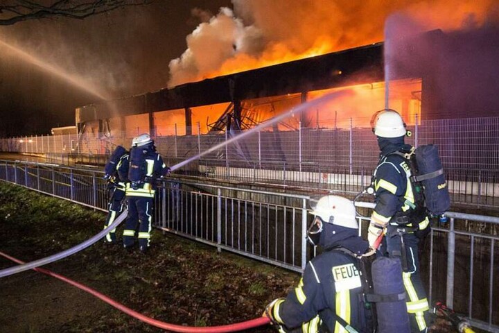 Mehr als hundert Feuerwehrleute waren im Einsatz.