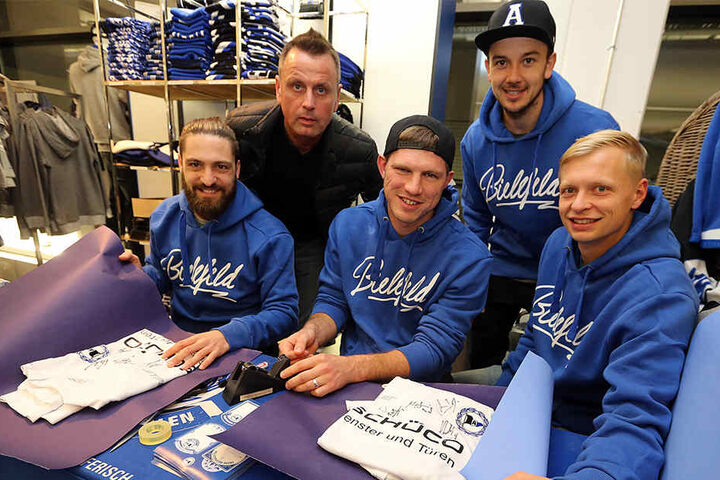 David Ulm, Fabian Klos, Manuel Prietl und Manuel Hornig packten Geschenke für die Fans ein.