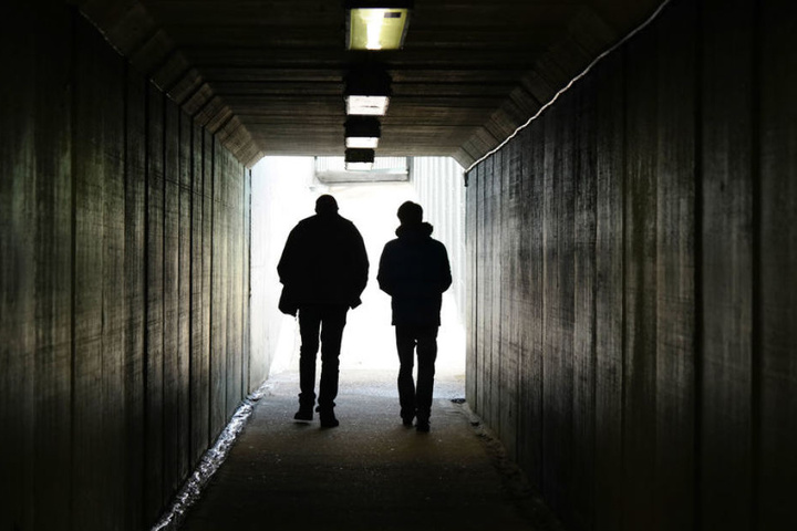 Die beiden Männer waren gemeinsam unterwegs, als sie mit weiteren Männern in einen Streit gerieten. (Symbolbild)