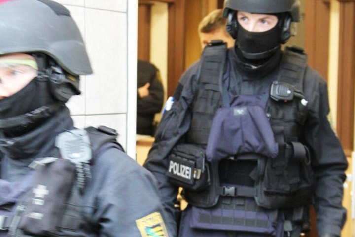 Bei der Razzia wurden drei per Haftbefehl gesuchte Personen festgenommen.