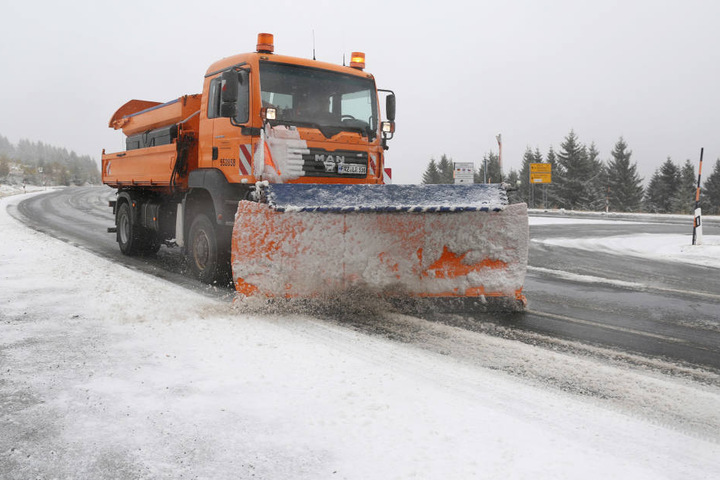 Der Winterdienst war im Einsatz, trotzdem war die B95 teilweise nur mit Schneeketten zu befahren.