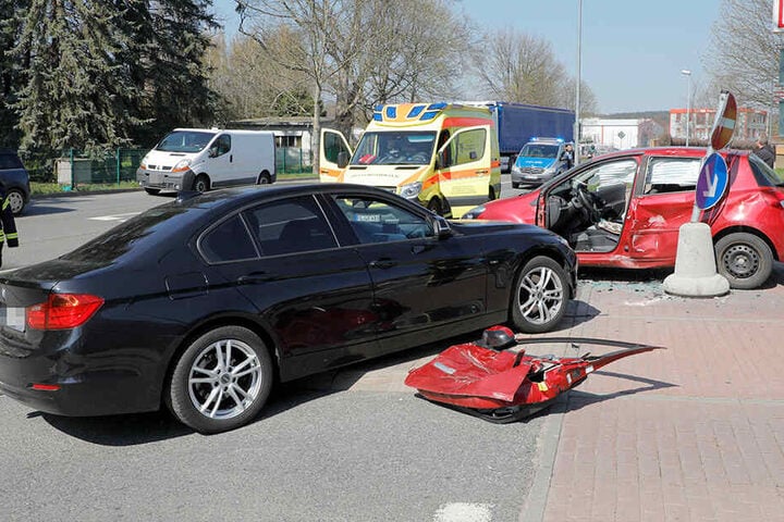 Beide Fahrer erlitten bei dem Crash Verletzungen und mussten ins Krankenhaus.