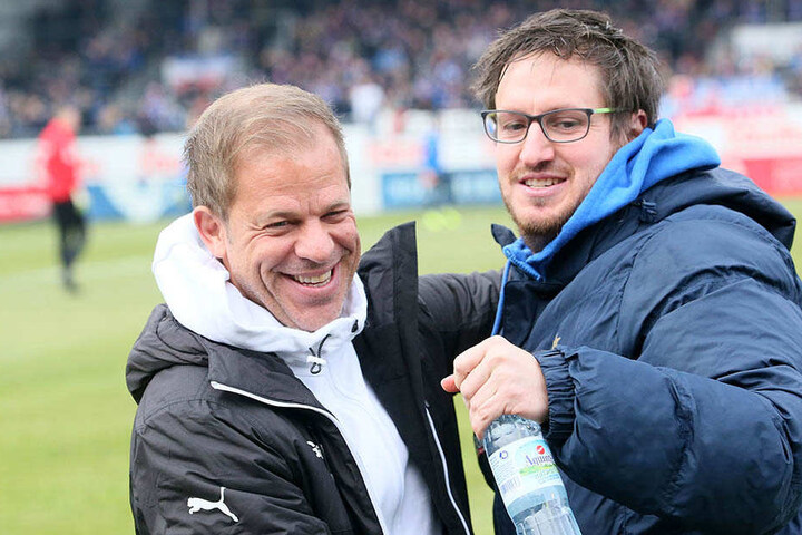 Verstehen sich richtig gut: Kiel-Coach Markus Anfang (l.) und Aue-Trainer Hannes Drews.