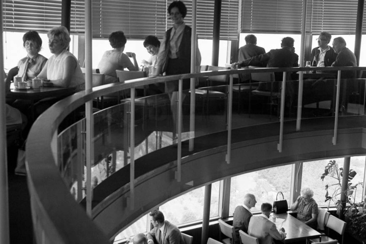 Im Jahr 1975 hatte das beliebte Café im Dresdner Fernsehturm noch geöffnet.