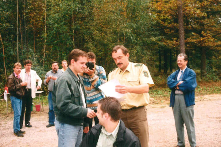 Immer im Mittelpunkt: Der damalige Polizeirat Conny Stiehl am Schießstand in Weißenborn.