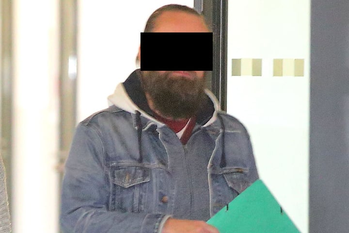 Weil sich René D. 50-mal als Privatdozent ausgab, musste er am Mittwoch auf die Anklagebank.