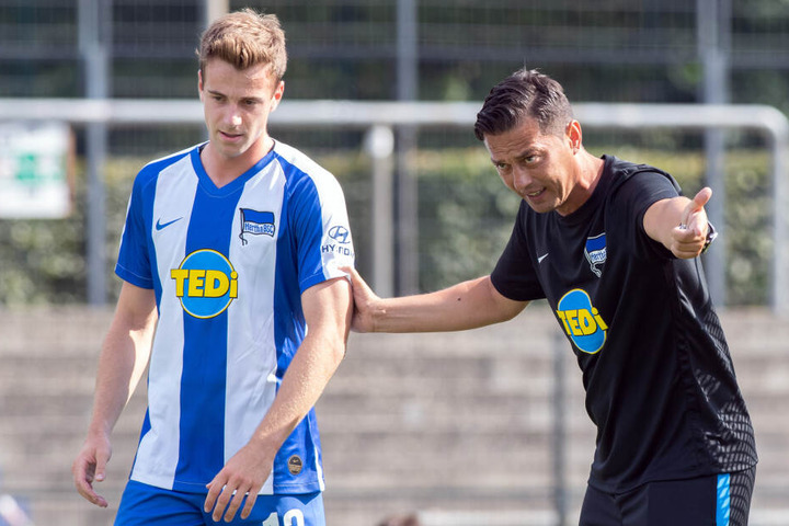 Gibt erste Anweisungen: Herthas Chef-Coach Ante Covic (r.) mit Lukas Klünter (l.) im Gespräch.