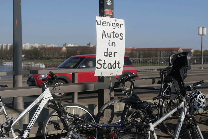 Die Demonstranten kämpfen für weniger Autos auf Dresdens Straßen.