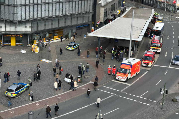 Feuerwehr und Polizei sperrten die Stadtbahn-Zugänge am Jahnplatz ab.