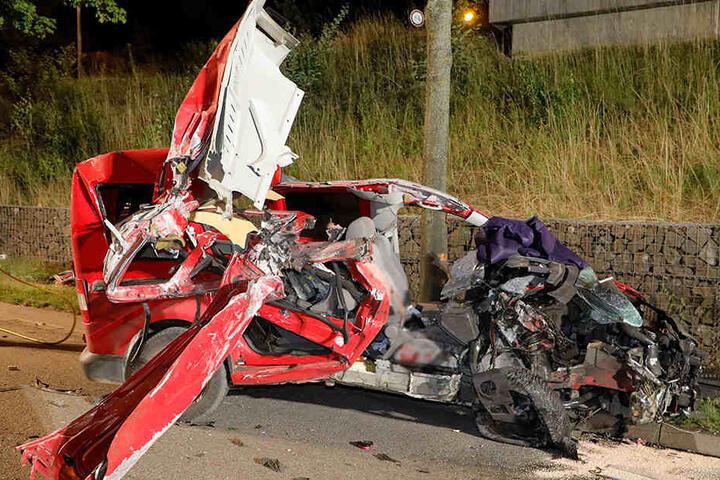 Der Fahrer des VW wurde bei dem Crash schwer verletzt.