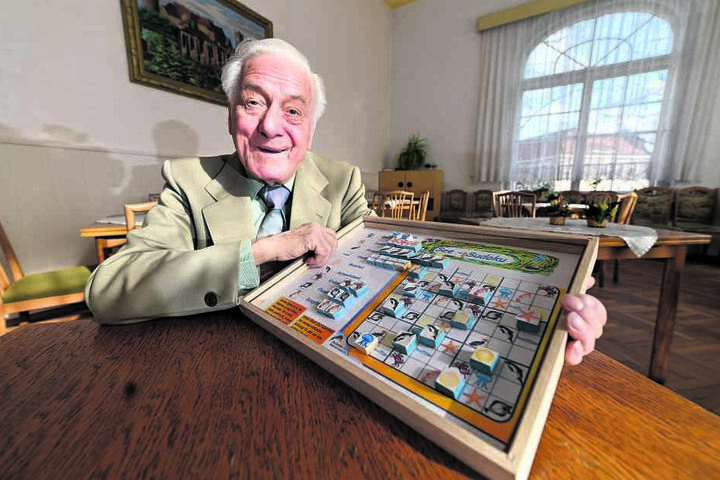 Dieter Chon (85) mit seiner Spiele-Idee: Ein Sudoku, das statt mit Zahlen mit Meerestieren ausgefüllt werden muss.