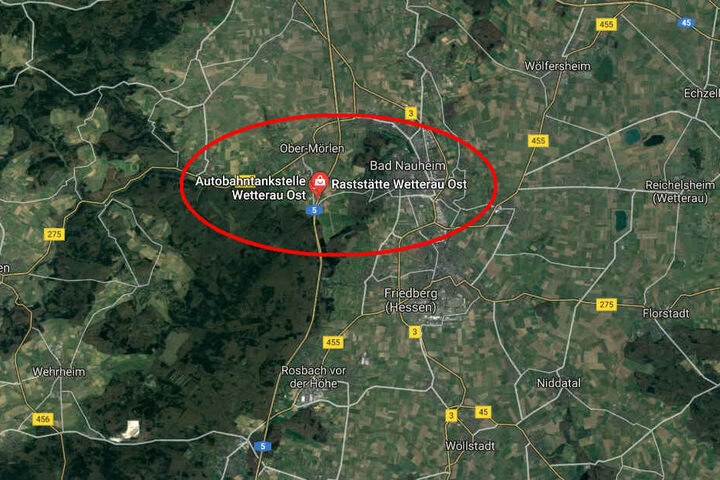 Der beschädigte Laster steht auf dem Beschleunigungsstreifen der Raststätte Wetterau.