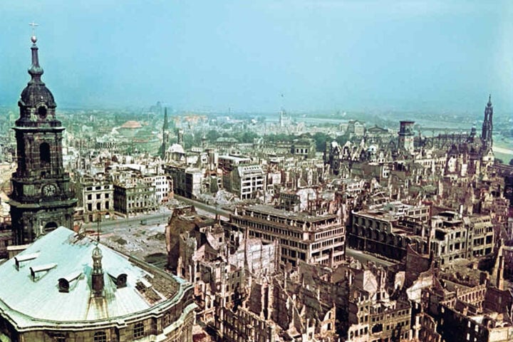 Blick vom Dresdner Rathausturm über das zerbombte Dresden, nach 1945 aufgenommen.